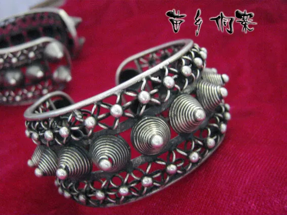 

Miaoxiang Village, Guizhou Minority Style Handmade Miao Silver Bracelet-- Personalized Rivet Bracelet