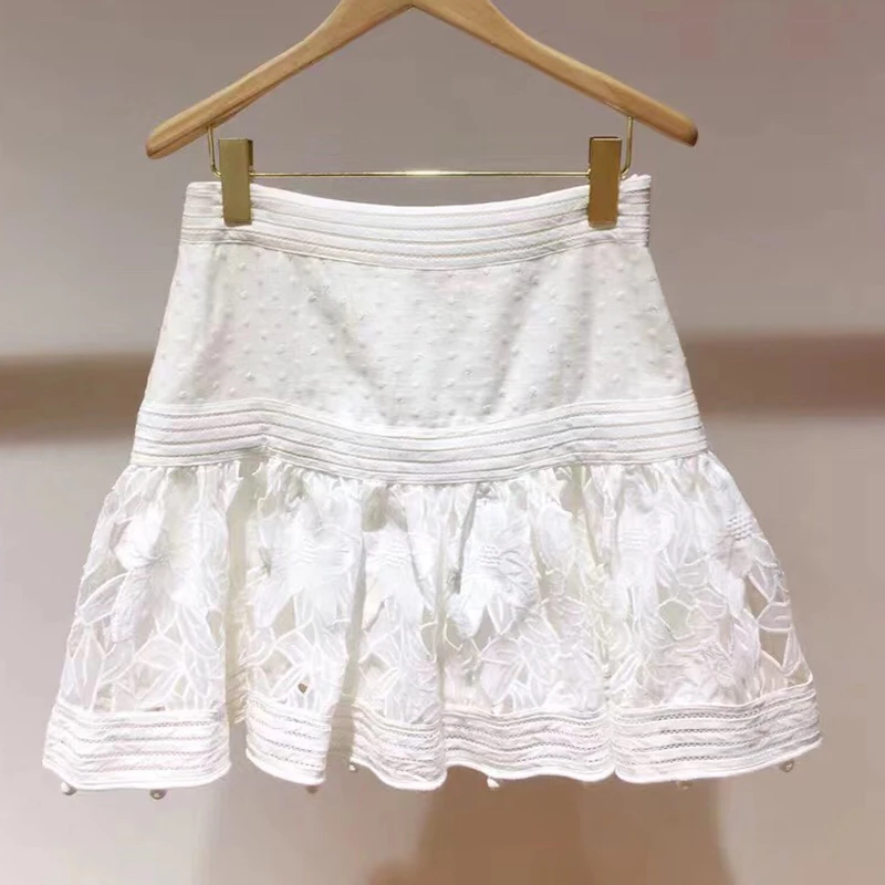 [LIVIVIO] однобортная хлопковая белая рубашка с длинным рукавом-фонариком, кружевная мини-юбка с цветочной вышивкой и помпоном, Женский комплект из двух предметов