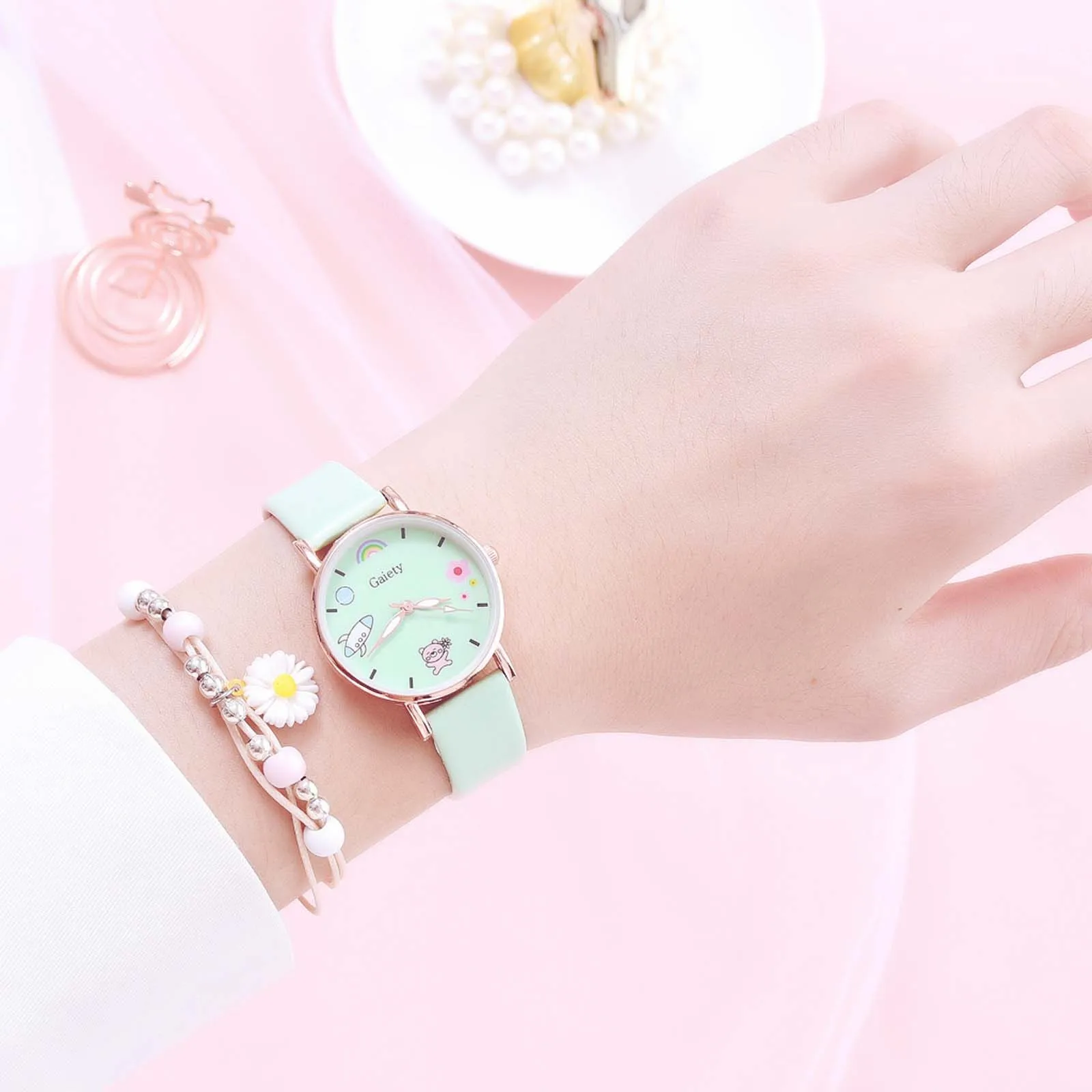 

INS Watch with box Girlfriend gift Luxury Fashion Macaron Leather Belt Cartoon Watch Daisy Bracelet Set Contain Box Student #N03