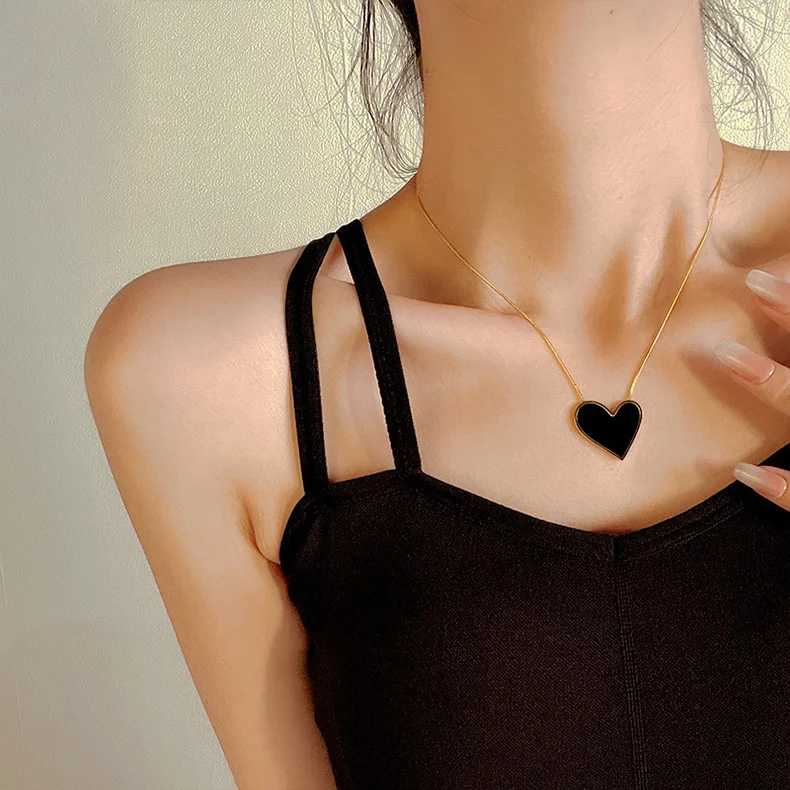 Europäische und amerikanische sexy schwarze Pfirsichherz-Anhänger-Halskette aus Edelstahl, sexy Halsketten-Accessoires für Mädchen, Geschenk für Frauen – Detail 5