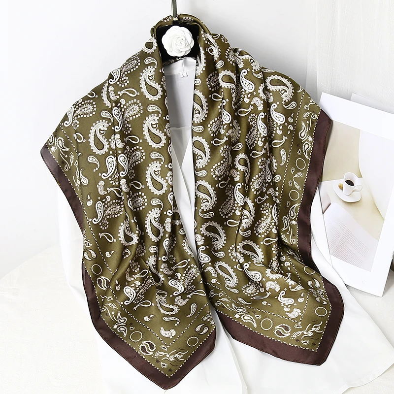Рисунок 5 - Женский квадратный шарф с принтом пейсли