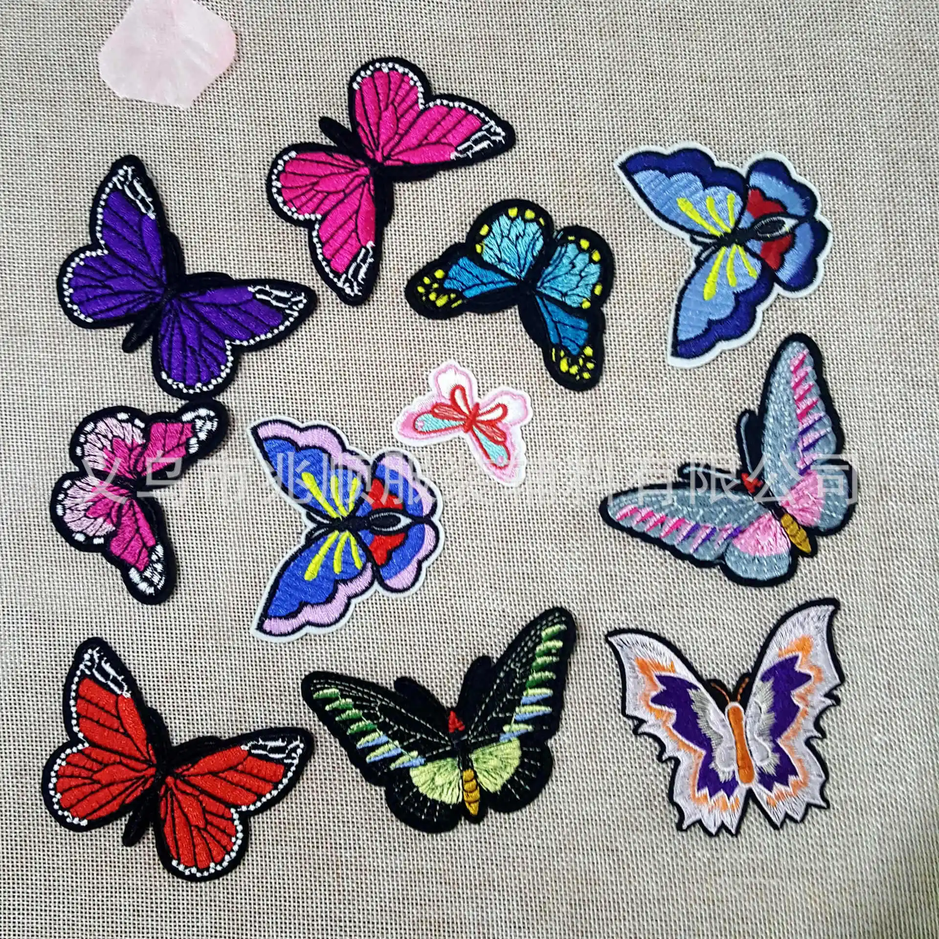 Стиль цветные бабочки вышитые тканевые наклейки отверстие патч липучка вышивка значок настраиваемый DIY аксессуары для одежды