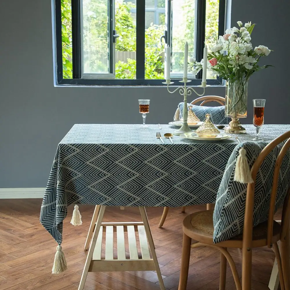 

2021 Christmas Style Table Runner Tablecloth Polyester Retro Coffee Table Cover Towel Suitable for Dining Room and Living Room