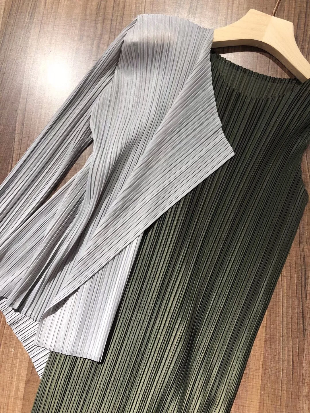 Плиссированный кардиган MIYAKE Длина 54 см длина рукава 56 см