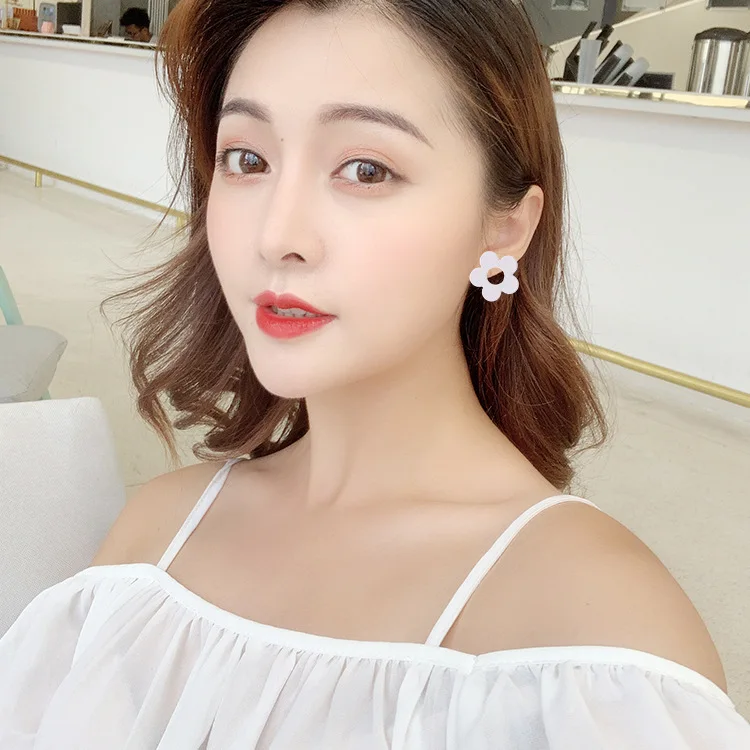 Korean Exquisite Gifts Women And Girls 1Pair High Quality Unique Graceful Fashion Big White Acrylic Petal Earrings