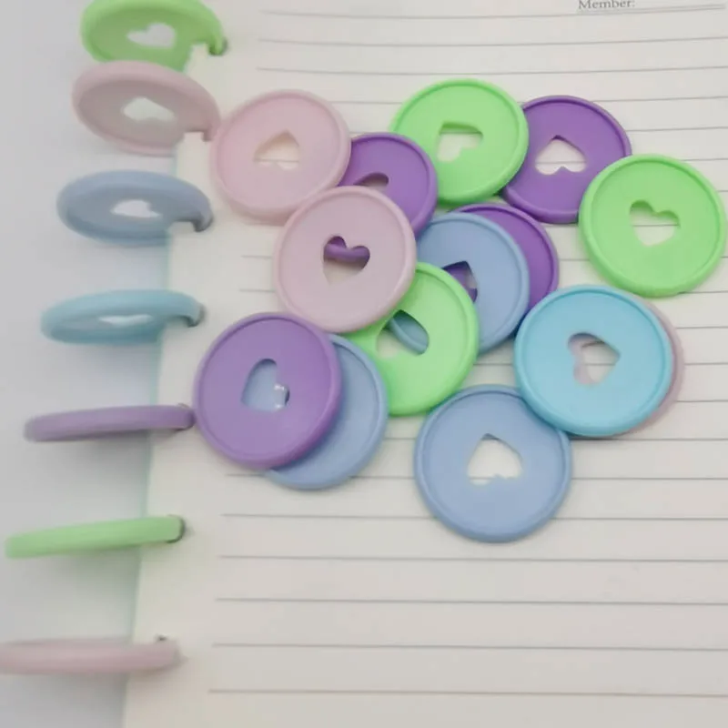 Рисунок 2 - пластиковые кольца с отверстием в форме сердца и гриба