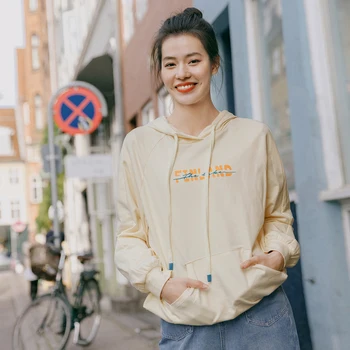 

INMAN 2024 Spring New Arrival Cotton Hooded Fashion Yong Letter Printed Contrast Color Loose Sweatshirt