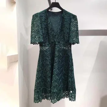

French Elegance 2019 Autumn / Winter New Lace Hook Flower V-neck Short-sleeved Dark Green Hollow Female Dress