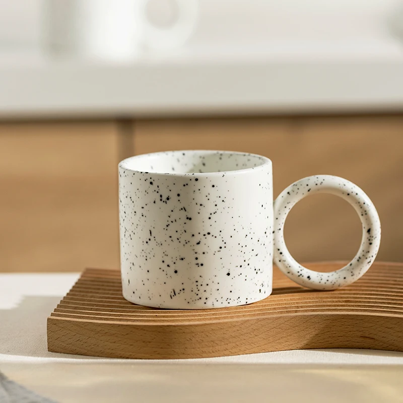 كوب من السيراميك بتصميم غريب ومميز