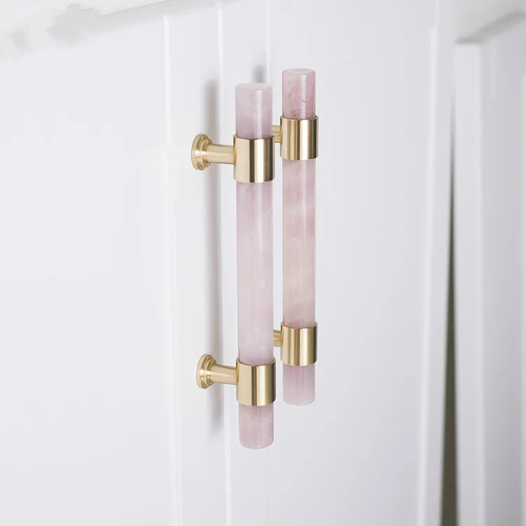 de armário, maçaneta e botões de latão