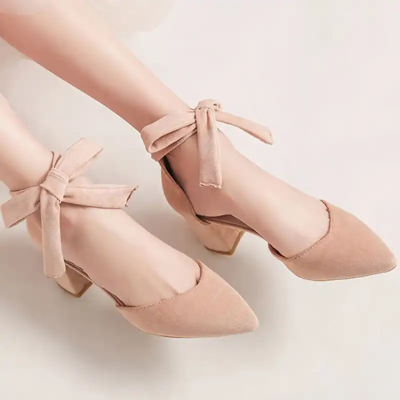 sapato fechado amarrado no tornozelo