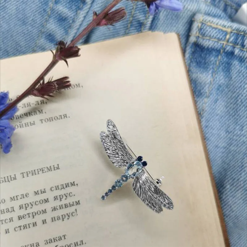 トンボデザイン ブローチ トパーズ装飾 羽の透かし細工も美しいトンボのブローチ シルバー(d-02-si