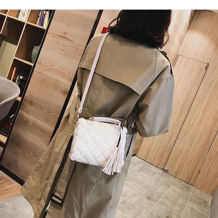 Осенняя и зимняя плюшевая маленькая сумка для женщин новая Корейская женская сумка через плечо модная сумка подушка сумка