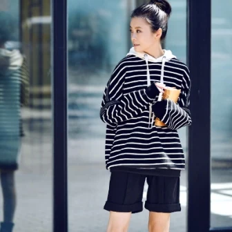 R9122 Korean version hooded loose large version off shoulder long sleeve paste diamond matching color stripe women's autumn swea - Цвет: black