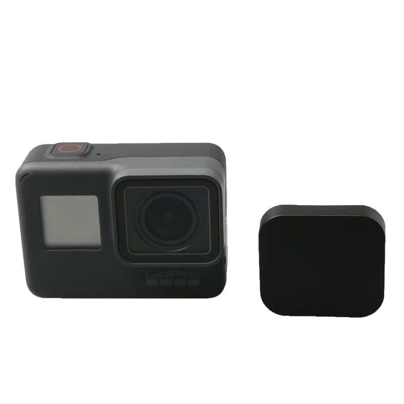Gros plan sur le couvercle d'objectif noir pour GoPro Hero 5 6 7, protection et accessoire caméra action, montrant le filetage