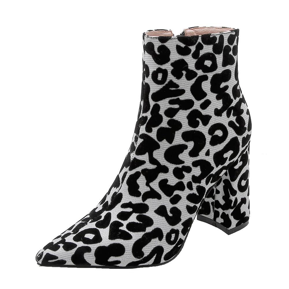 Модные леопардовые ботильоны; женские ботинки из искусственной кожи на высоком квадратном каблуке; женская обувь с острым носком на молнии; сезон осень-зима; цвет белый