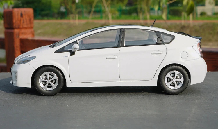 1:18 литая модель для Toyota Prius Hybrid 2012 игрушечный автомобиль из белого сплава миниатюрная коллекция подарок