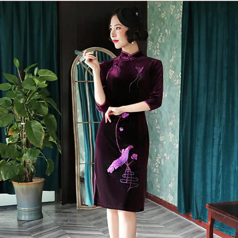 Юная леди 3/4 рукав китайские платья велюр цветок вечернее платье короткий Qipao Винтаж Кнопка китайский женский халат со стоячим воротником, с цветочным принтом - Цвет: Purple