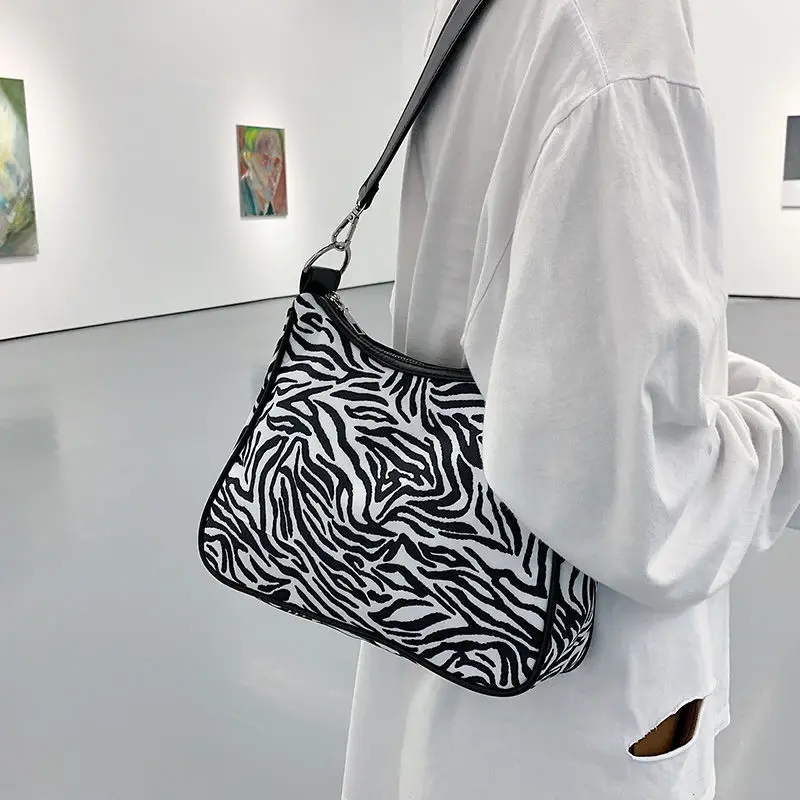 

Vintage Zebra Pattern Baguette Handbags for Women Fashion Design Ladies Shoulder Underarm Bag Female Winter Tote Clutch Purse