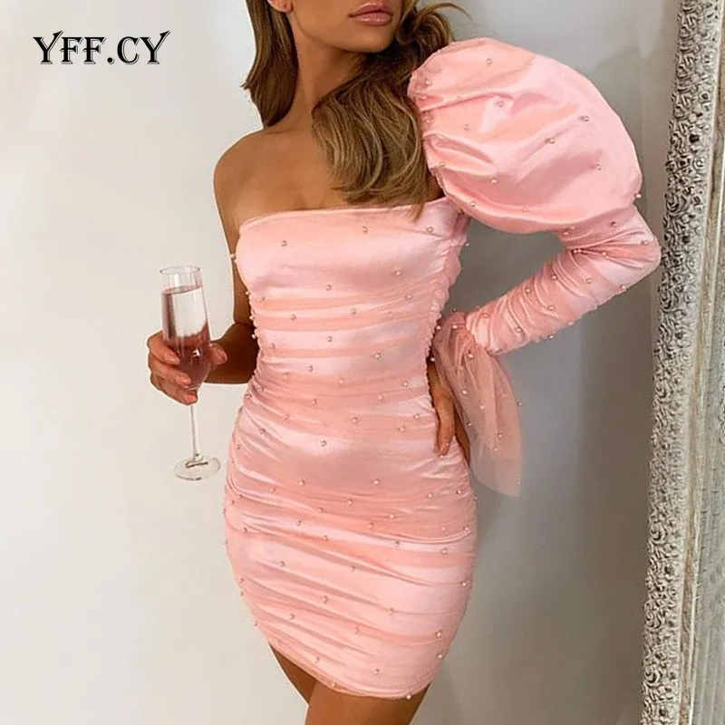 Мини-платье с воротником-лодочкой на одно плечо рюшами женское элегантное