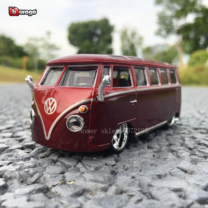 Bburago 1:32 Volkswagen Bus Simulation alloy car model plexiglass dustproof display base packaging series Collect gifts toy