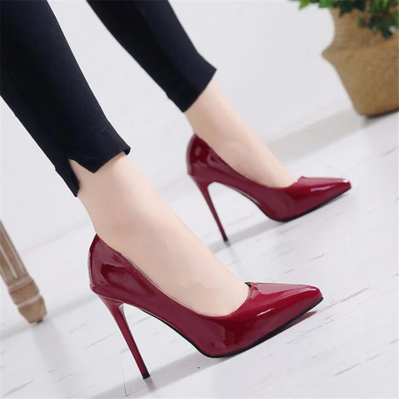 Большие размеры 44; пикантные туфли-лодочки с острым носком на высоком каблуке; неглубокие Свадебные вечерние женские туфли без застежки на тонком каблуке; Цвет Красный; chaussures femme