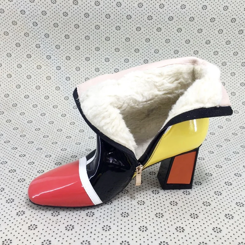 Baratos Botines de mujer de charol de microfibra de color mezclado de moda botas de pasarela de vaquero de punta cuadrada para mujer Zapatos de tacón alto de cuña