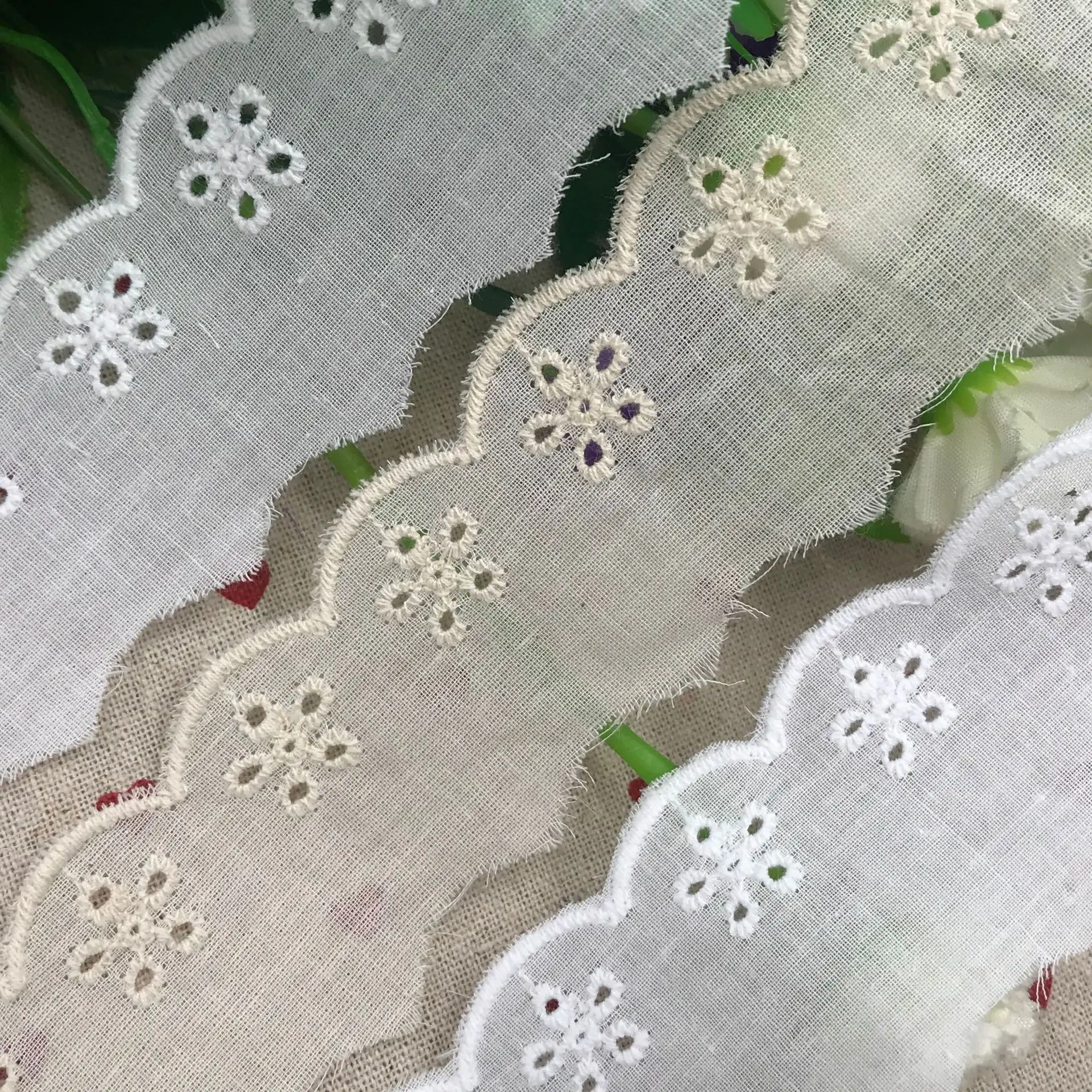 

4CM Wide Hot Embroidery White Flower Lace Fabric Trim Ribbon Applique DIY Sewing Collar Ruffle Guipure Wedding Cloth Decor