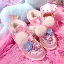 Женская обувь; женские ботинки; зимние ботинки; модные зимние ботинки с аппликацией; коллекция года; модные зимние ботинки на овечьем меху, украшенные цветами ручной работы; X150