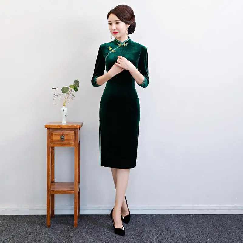 Винтаж ручной работы Кнопка бархат Тонкий Qipao осень зима для женщин Cheongsam сплошной бордовый цвет Vestidos леди Повседневное платье M-4XL - Цвет: Зеленый