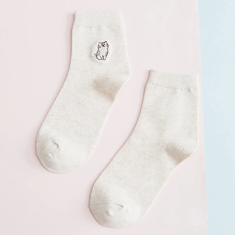 Цвет: желтый Women Cotton Socks All Seasons Fashion New Embroidered Cartoon Animal Mid Tube Ladies College Style Short Sock AA07 - Цвет: Цвет: желтый