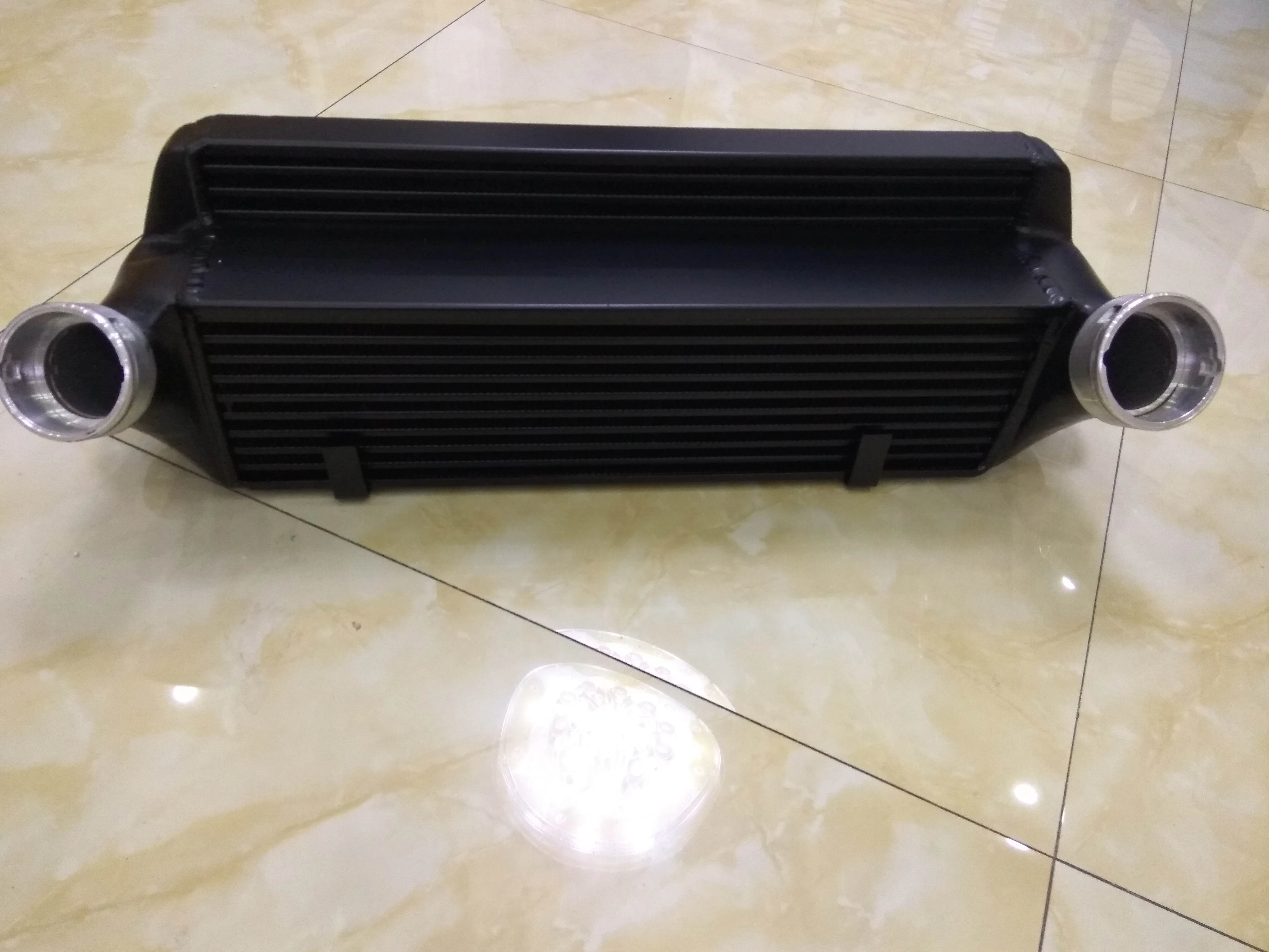 Интеркулер на е70 дизель. Интеркулер bmw x5 e70. Интеркулер на бмв 740li. Интеркулер bmw x5 e70. Бмв е39 интеркулер.