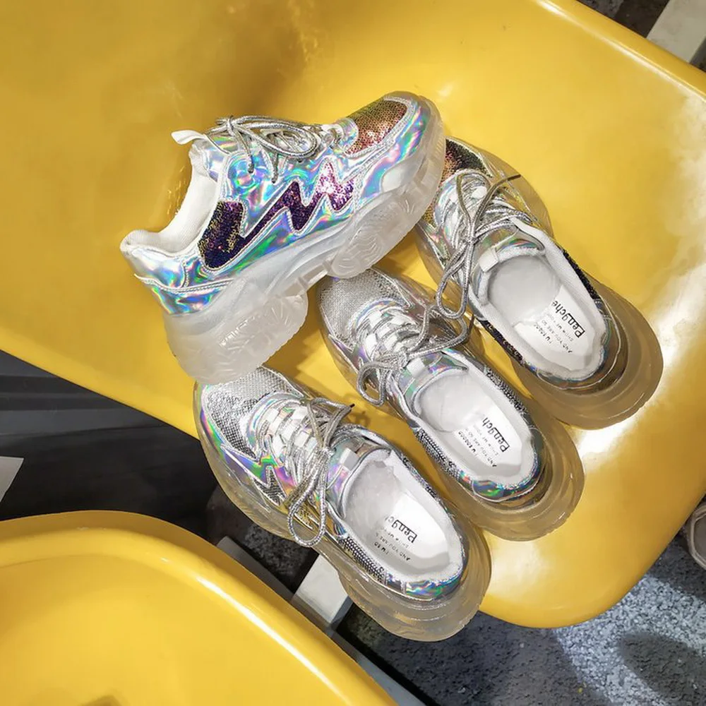Новинка; женские кроссовки; кроссовки на платформе с прозрачным каблуком; блестящие флуоресцентные голографические кроссовки для папы; Вулканизированная обувь