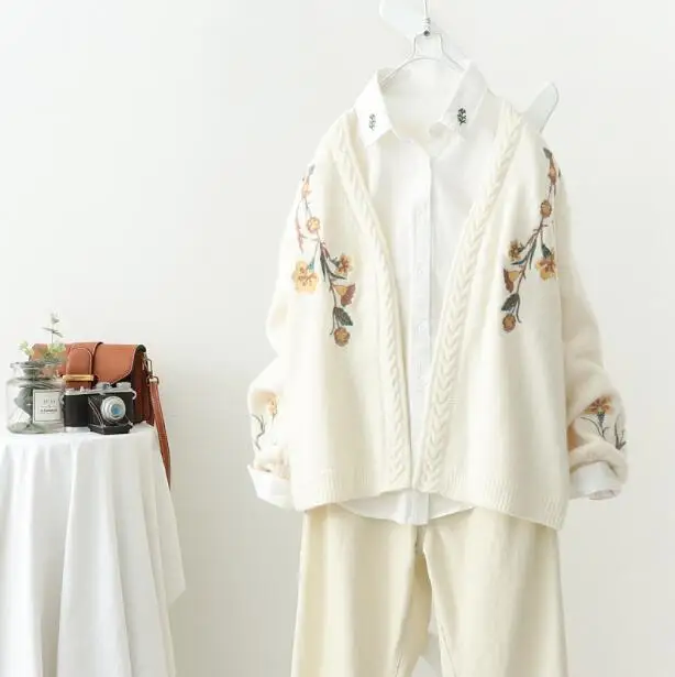 В стиле Mori Girl женские свитер сезон: весна-лето белый V образным вырезом с цветочной вышивкой с длинным рукавом Кардиган Для женщин вязаная кофта YoYiKamomo