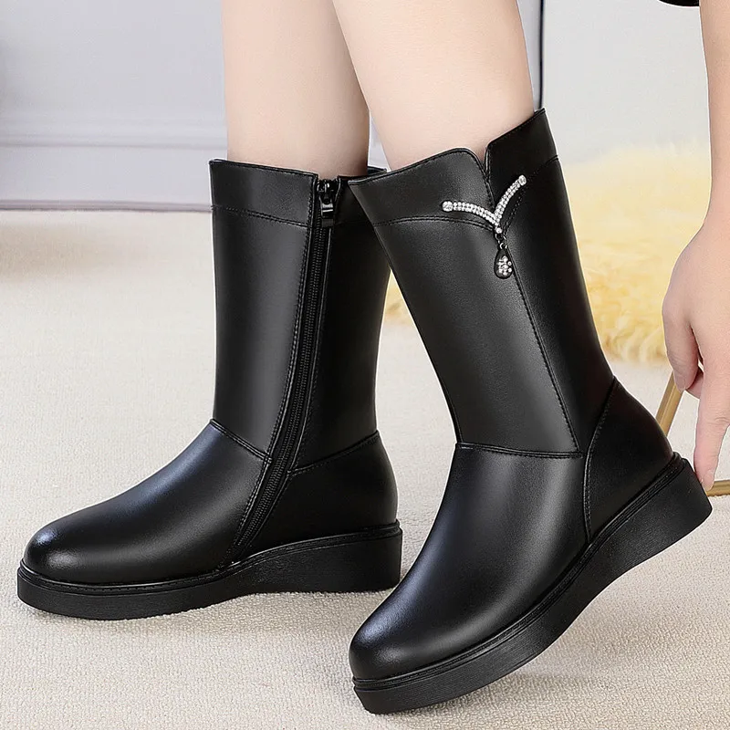 Leather and wool boots, flat-bottomed and velvet thick leather boots, flat-heeled warm women's boots, plus size cotton boots.