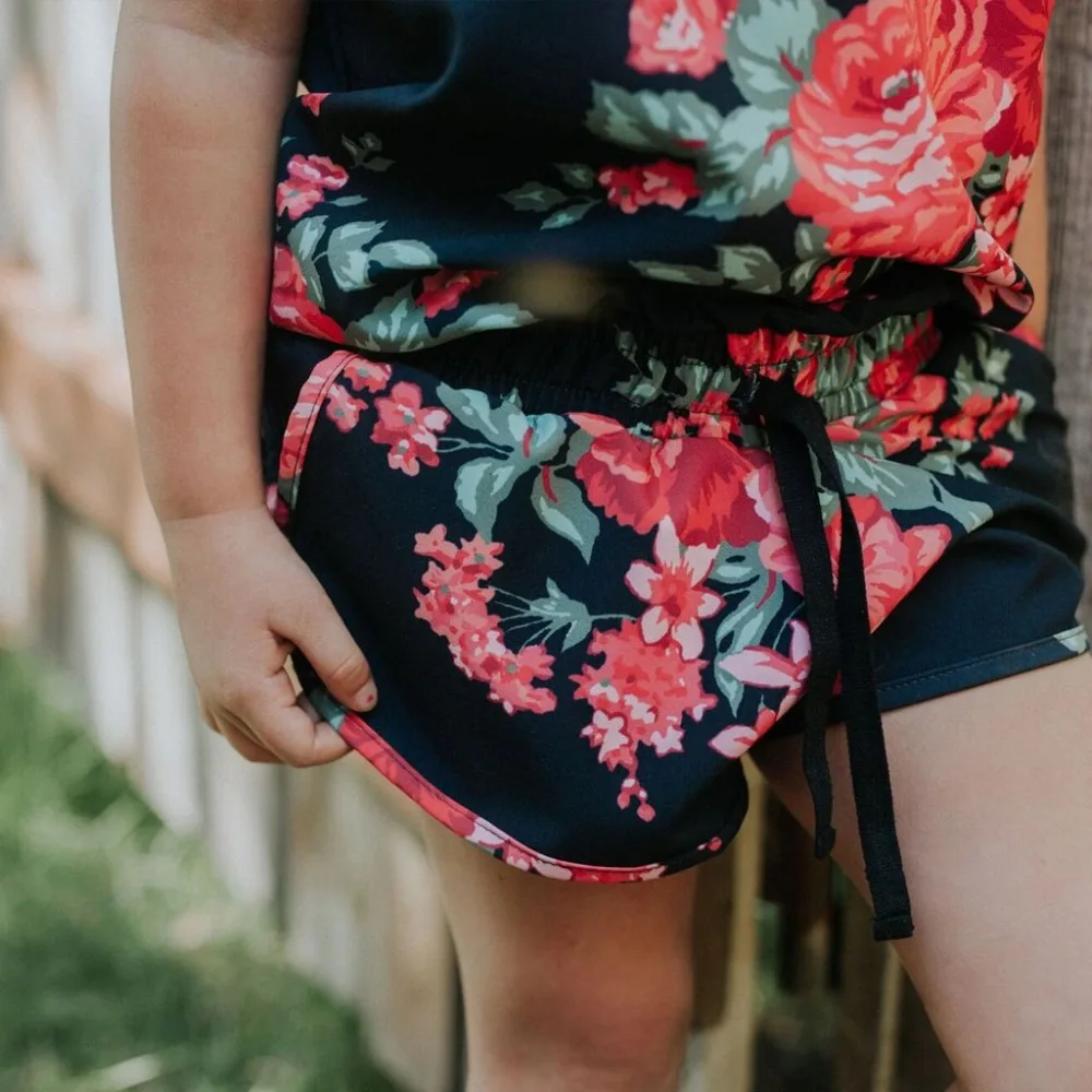 Модные Семейные комплекты; новая одежда для мамы и дочки; комбинезон без рукавов с цветочным рисунком для мамы и дочки; семейная одежда