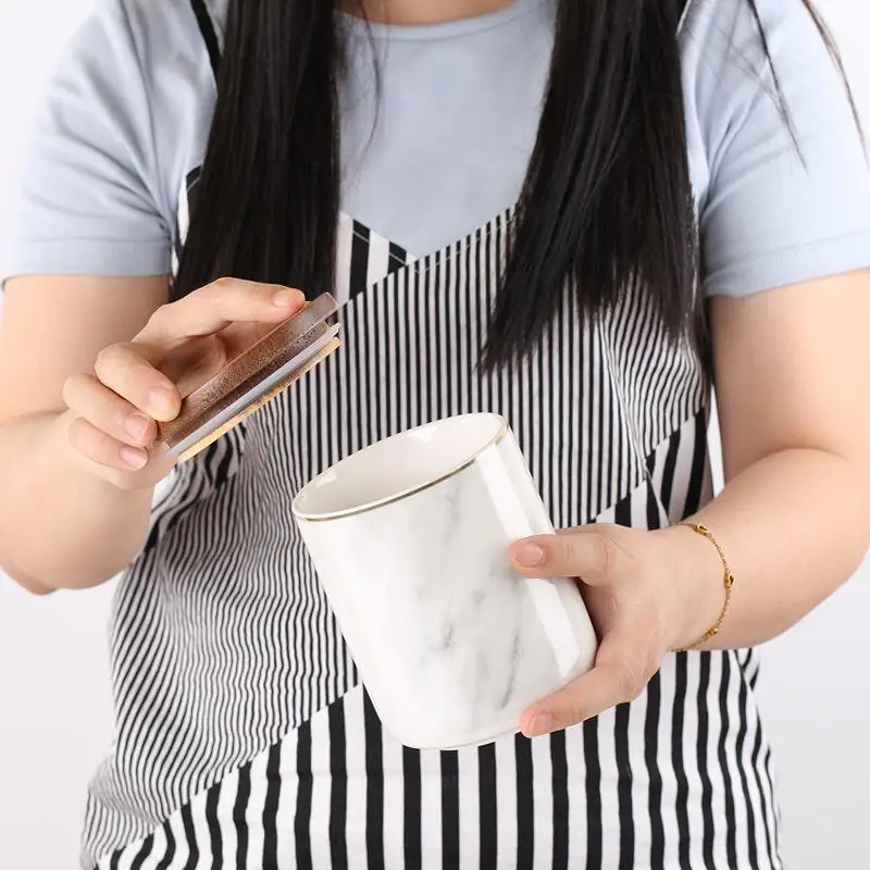 Ceramic Storage Jars For Spices Slimes Wood Lid Cans For Storage Bottle Kitchen Coffee Tea Candy Cane Container Sugar Bowl Bank