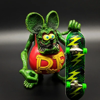 Оригинальное Коллекционирование 10 см Secondhand Rat Fink с скейтбордом фигурка