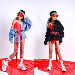 Одежда для девочек в стиле хип-хоп; Красный боди; джинсовая куртка; одежда для сцены; танцевальные костюмы для джаза; одежда для улицы; DQS2693