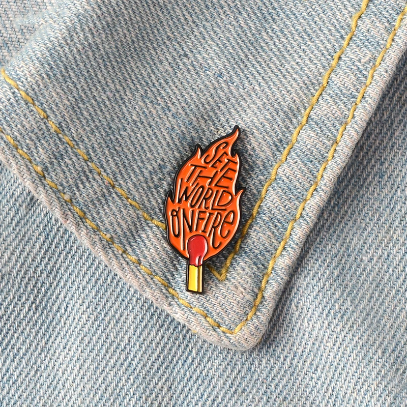 Impostare-il-mondo-in-fiamme-Dello-Smalto-Spilli-Distintivo-Spille-Fiammiferi-Fiamma-Fiammata-Risvolto-Spille-Denim
