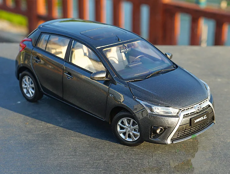 Авторизованный завод 1:18 Toyata Yaris L модель автомобиля, классические модели игрушечных автомобилей для подарка, коллекция
