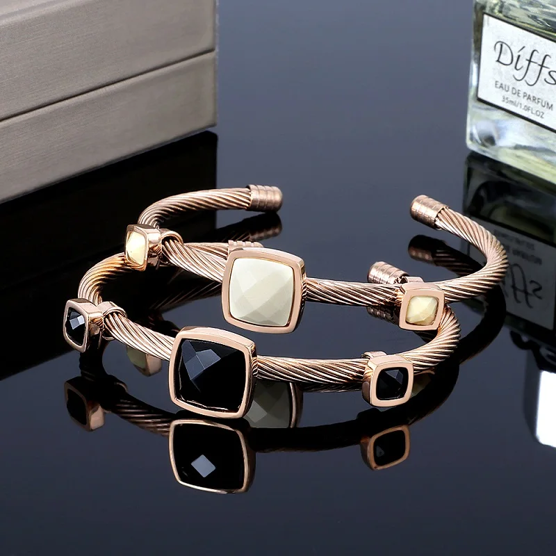 Браслет женский из розового золота с 3 большими круглыми и квадратными