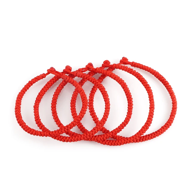 De petits bracelets en fils tressés - tissu rouge écru