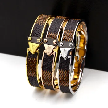 

Fashion European and American Trend Hot Sale Luxury Brown Check Bangle Belt Buckle High Quality Titanium Steel Bracelet 2020