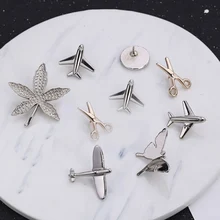 New Plane Leaves Small Brooch Pin Unisex Alloy Maple Leaf Chest Lapel Pins Suit Shirt Collar Jewelry Accessories Backpack Badge