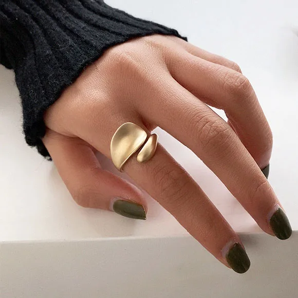 New Trend Special Design Insolito Twisted Matte Gold Silver Color Finger Ring Per Le Donne Charms Fashion Jewely Gift