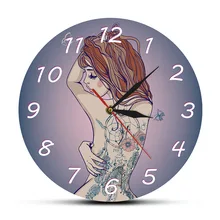 Молодой красивой женщины с тату настенные часы сексуальные идеальные татуировки тела татуированные назад бесшумные кварцевые настенные тату часы студия знак