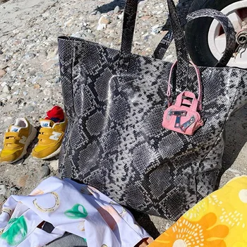 

Brand 2020 New Fashion Catwalk Python Pattern Shoulder Women Messenger Bag Personalized Large Capacity Travel Bag FN01