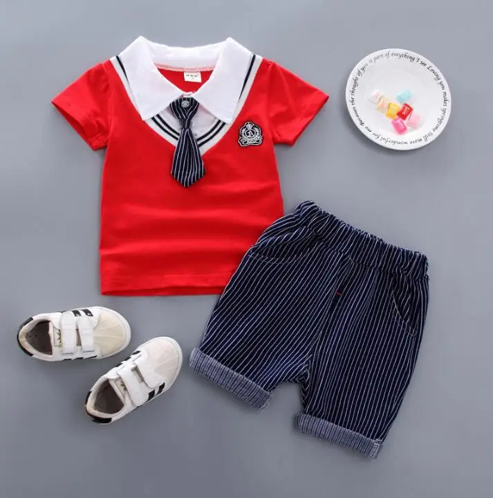 Комплект одежды для маленьких джентльменов; коллекция года; летний костюм в школьном стиле для маленьких мальчиков детская рубашка в полоску с принтом+ шорты для мальчиков