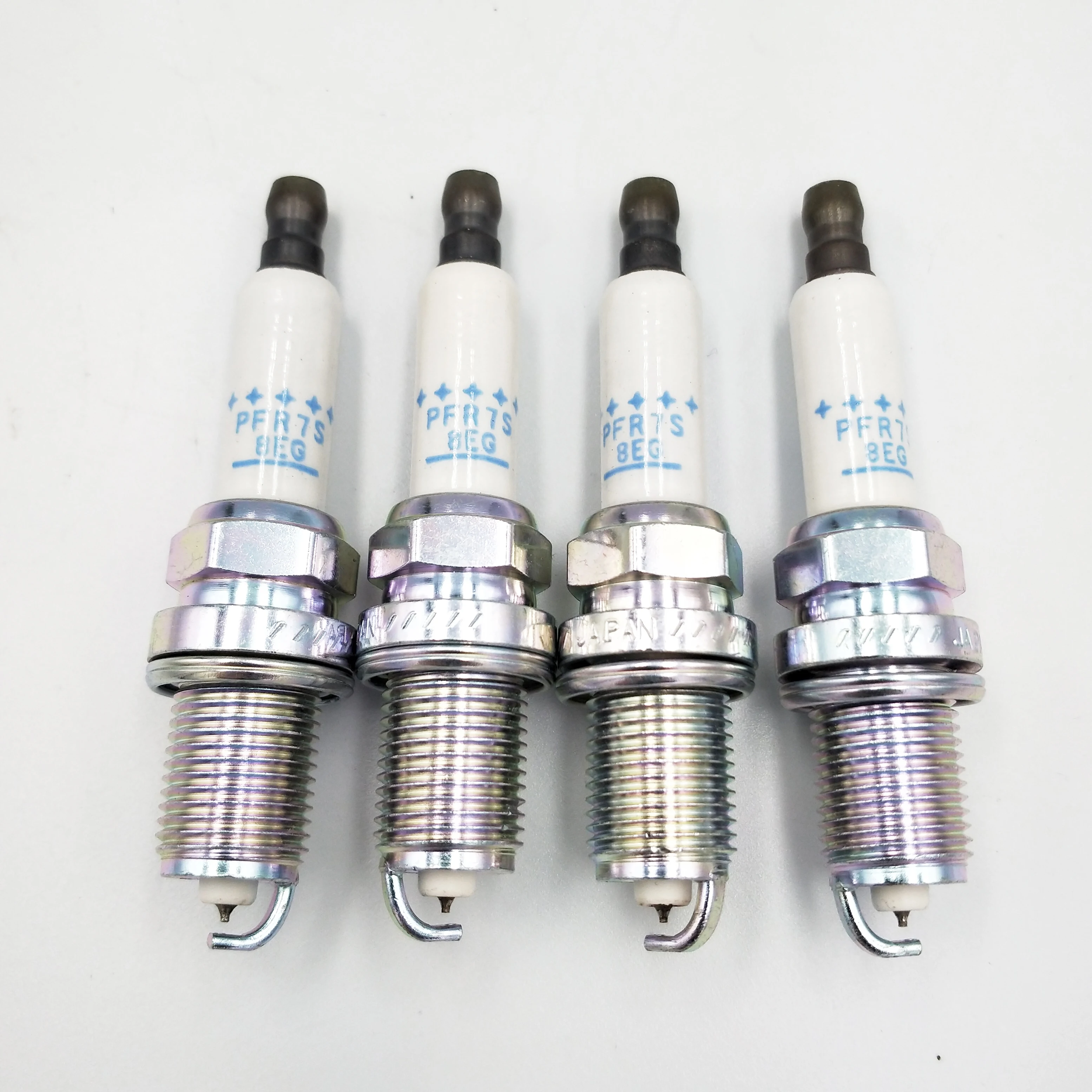 4 шт./лот Свеча зажигания подходит для AUDI A3 A4 Q3 Caravelle Passat Multivan Golf SKODA Octavia PFR7S8EG